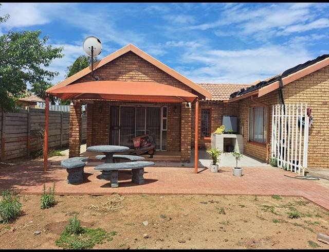 3 BEDROOM PROPERTY TO RENT IN MACKENZIE PARK